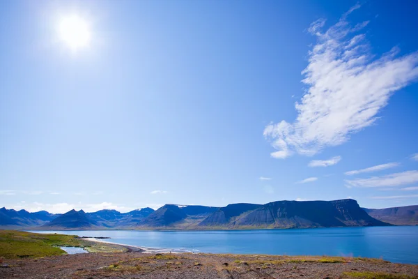 Landskap av sommaren i fjordar på Island — Stockfoto