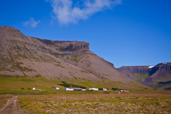 Landskap av sommaren i bergen i Island — Stockfoto