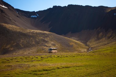 İzlanda'daki dağlarda yaz peyzaj