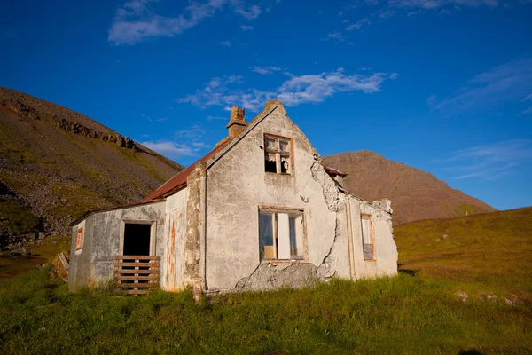 Sommar landskap i bergen i Island — Stockfoto