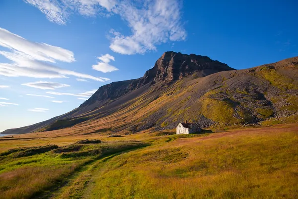 Paesaggio d'estate sulle montagne dell'Islanda — Foto Stock