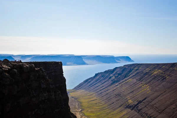 Paesaggio estivo sulle montagne dell'Islanda — Foto Stock
