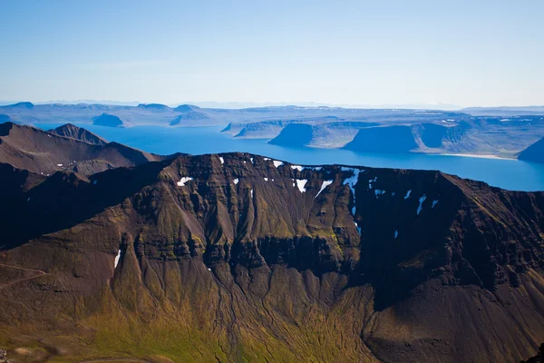 Paysage estival dans les montagnes d'Islande — Photo