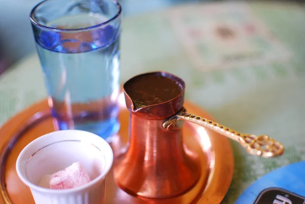 Традиционный способ пить кофе боснийцами — стоковое фото