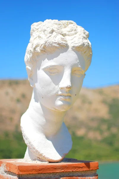 在阳光灿烂的夏天在希腊的古董雕像 — 图库照片