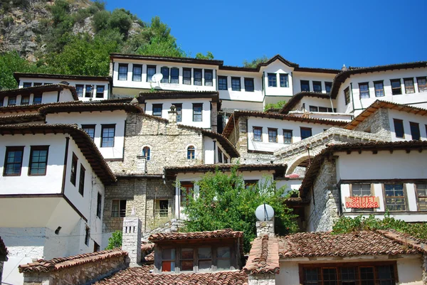 Os edifícios da antiga cidade de Berat, na Albânia — Fotografia de Stock
