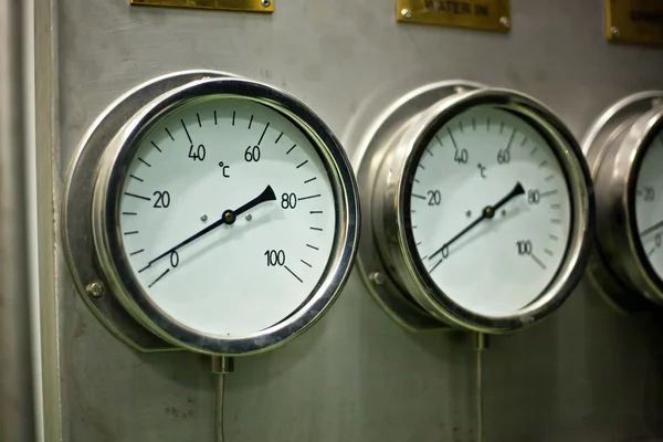 Průmyslové hydraulické měřidlo tlaku v továrně — Stock fotografie