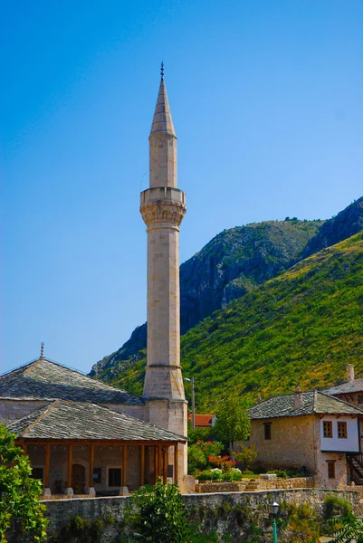 Moskee en minaret in de Balkan, Europa — Stockfoto