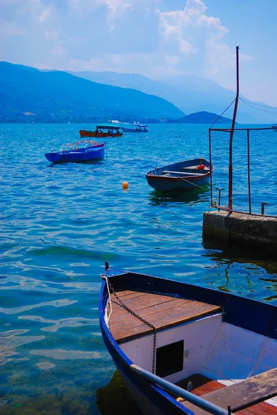 Βάρκα και η λίμνη της καλοκαίρι, Βαλκάνια, Ευρώπη — Φωτογραφία Αρχείου