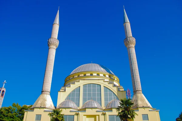 Moskee en minaret in de Balkan, Europa — Stockfoto