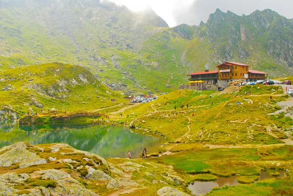 Hus vid sjön i bergen, Karpaterna, Rumänien, Europa — Stockfoto
