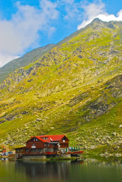 Dům u jezera v horách, Karpaty, Rumunsko, Evropa — Stock fotografie