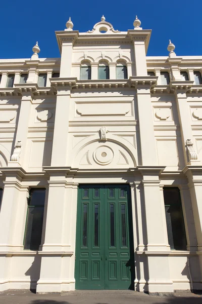 Фасад двері колоніальної будівлі — стокове фото