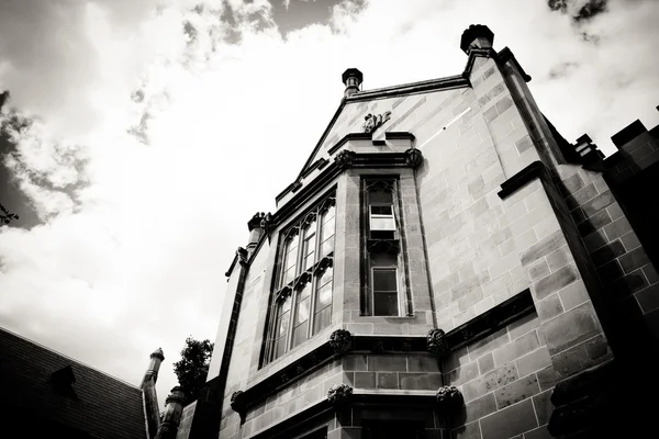 Fachada de estructura gótica en blanco y negro — Foto de Stock