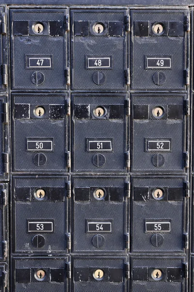 Ряды заблокированных почтовых ящиков — стоковое фото