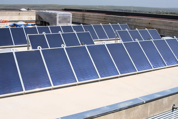 Painéis solares em placas de telhado — Fotografia de Stock