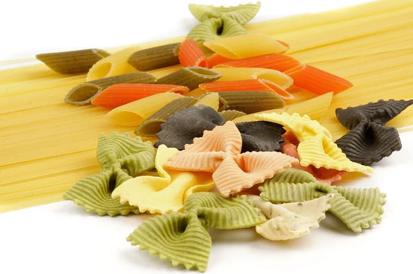 Włoski makaron spaghetti, penne rigate tricolore i farfalle — Zdjęcie stockowe