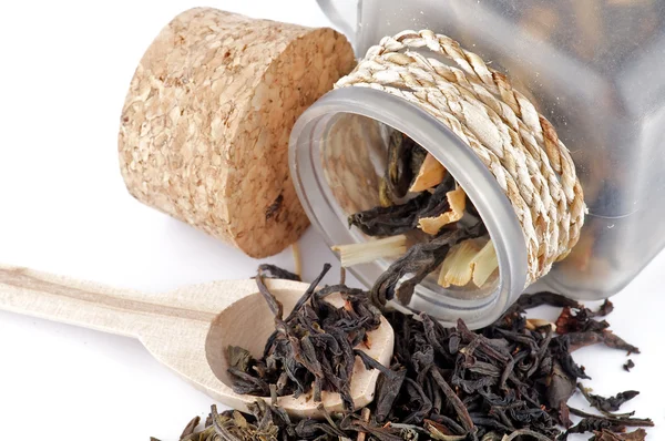 Feuilles de thé en parison transparent avec cuillère en bois — Photo
