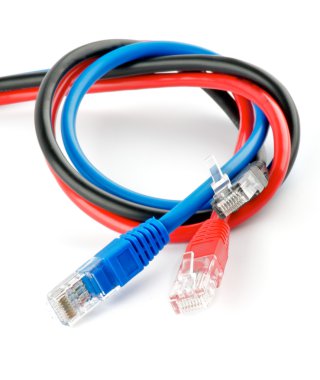 rj-45 bağlayıcılarıyla birlikte siyah, kırmızı ve mavi utp kablolar
