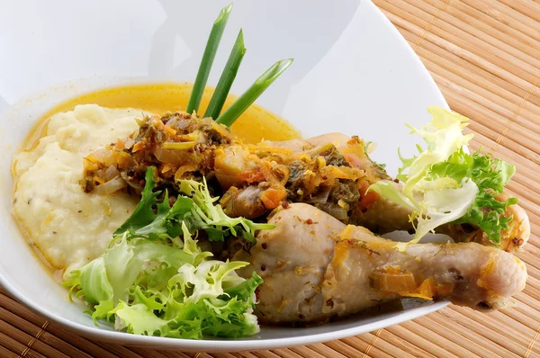 Pečená kuřecí stehna s bramborovou kaší, zpěnit zeleninu a zelené — Stock fotografie