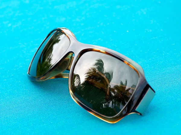 Brown sunglasses with palm reflection — Stock Photo, Image