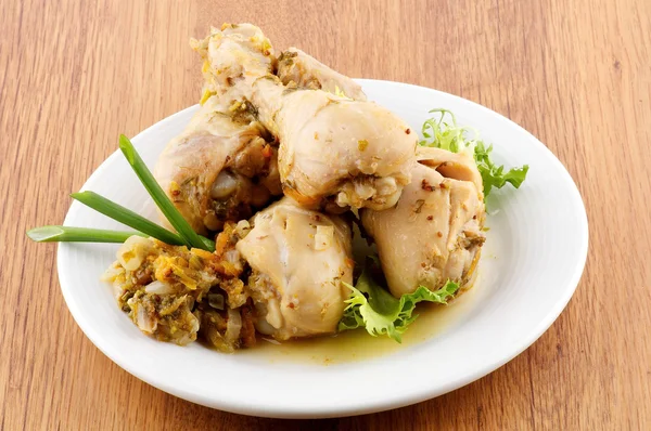 Kurczak pieczony nogi warzywa saute i zieleni — Zdjęcie stockowe
