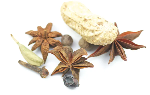 Анис, гвоздика, перец и орех — стоковое фото