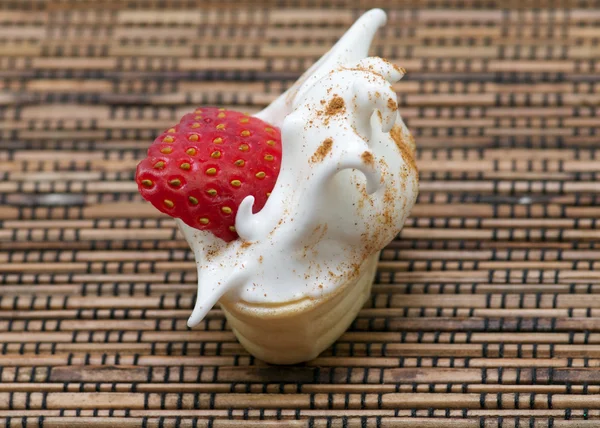 Erdbeer-Shortcake mit Schlagsahne — Stockfoto