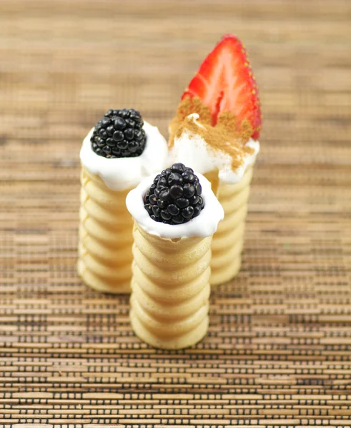 Tubules de massa de farinha de bolo com natas batidas, umas frutas — Fotografia de Stock