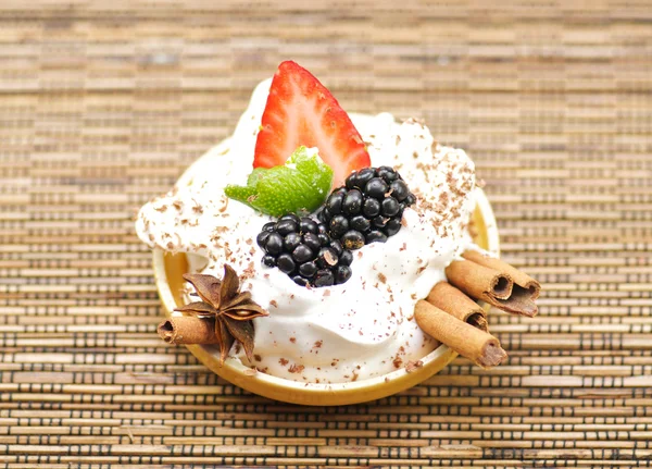 Вкусный десерт с клубникой — стоковое фото