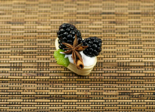 Blackberry, cinnamon and anise — Stock Photo, Image