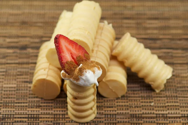 Tubules de pâte sablée à la crème fouettée et à la fraise — Photo