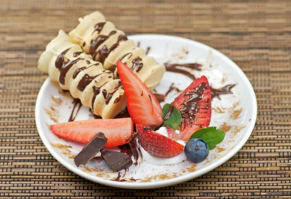 Delizioso dessert con fragola — Foto Stock