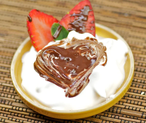 Heerlijk dessert met aardbei — Stockfoto