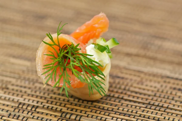 Закуска с копченым лососином — стоковое фото