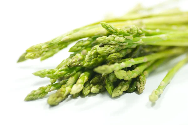 Germogli di asparagi isolati su sfondo bianco — Foto Stock