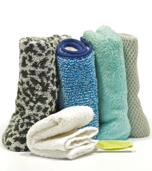 Kleurrijke badstof handdoeken geïsoleerd op witte achtergrond — Stockfoto