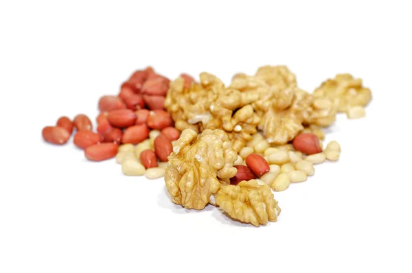 Орехи, арахис и кедровый орех изолированы на белом фоне — стоковое фото