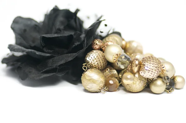 Šperky a černé růže knoflíkové izolovaných na bílém pozadí — Stock fotografie