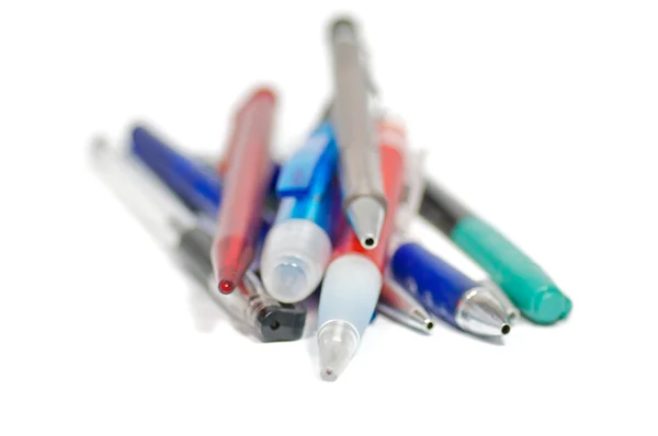 Penne, pennarelli e matite isolate su fondo bianco — Foto Stock