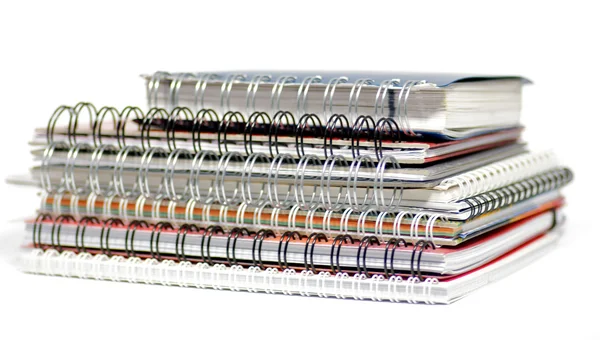 Cuadernos espirales multicolores sobre fondo blanco — Foto de Stock
