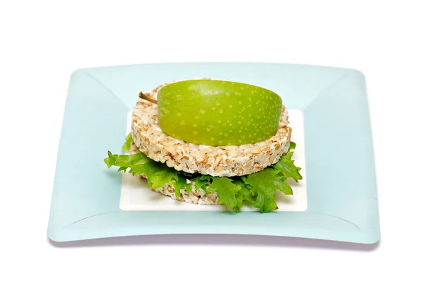 Gramineae knäckebröd met salade bladeren en appel geïsoleerd op blauw bord — Stockfoto