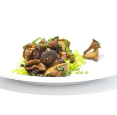 chanterelles mantar salata yaprakları üzerinde izole beyaz arka plan