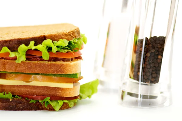Klasická blt sendvič s saltcellar a pepperbox — Stock fotografie