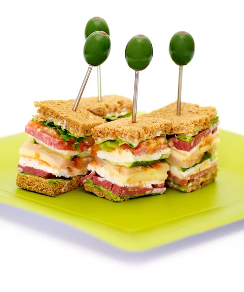 Yeşil plaka üzerinde izole klasik blt club sandviç aperatifler — Stok fotoğraf