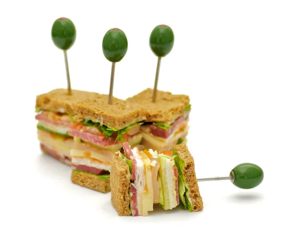 Beyaz arka plan üzerinde izole klasik blt club sandviç aperatifler — Stok fotoğraf