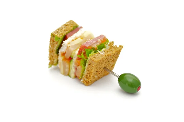 Lanche de sanduíche clássico BLT Club isolado em fundo branco — Fotografia de Stock