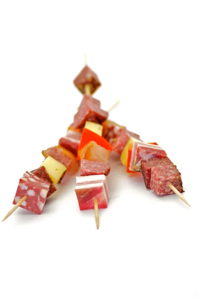 Salami shishkabobs med röd paprika och ost isolerade — Stockfoto