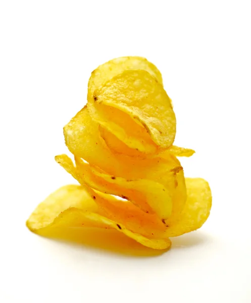 Пирамида картофельных чипсов на белом фоне — стоковое фото
