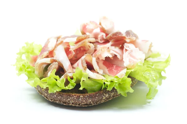 Сэндвич с беконом и ветчиной на белом фоне — стоковое фото